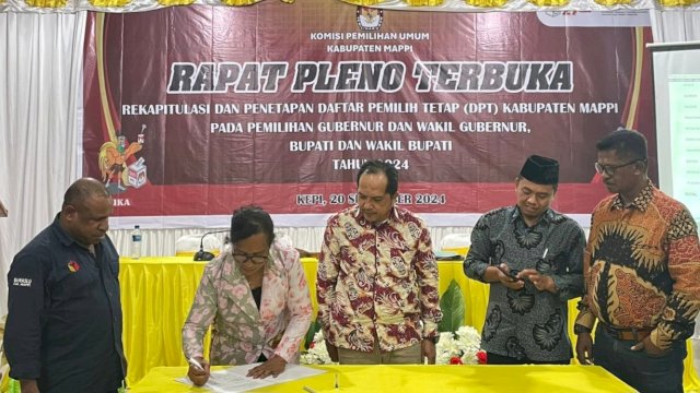 Penandatangan Berita Acara Pleno Terbuka dan Rekapitulasi Penetapan DPT Kabupaten Mappi oleh Ketua KPU, Yati Enoch. (Foto: KPU Mappi)