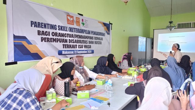 HWDI Sulsel mendorong pemahaman dan pengetahuan pola asuh dalam isu HKSR kepada komite SLB dengan menggelar Kelas Parenting Skill bagi Orangtua atau Pendamping Remaja dengan Disabilitas dan Kusta terkait Isu HKSR, di Kantor HWDI Sulsel, Minggu, (22/09/2024). (Dok. Chaerani/Republiknews.co.id) 