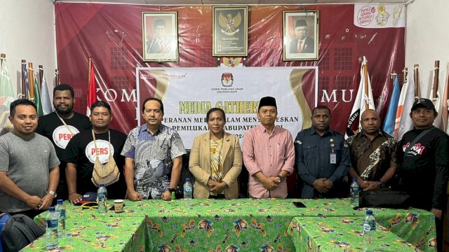 Para awak media di Papua Selatan berpose bersama Ketua KPU, Yati Enoch, para Komisioner, Sekretaris KPU dan Bawaslu pada acara Media Gathering yang dilaksanakan oleh KPU Mappi. (Foto: KPU Mappi)