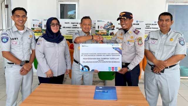 Ket : Kepala Jasa Raharja Cabang Sulawesi Tenggara, Abdillah secara simbolis menyerahkan bantuan bak sampah