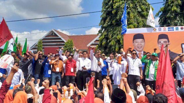 Paslon Petahana Andi Utta-Edy Manaf saat pidato dihadapan ribuan pendukung sebelum momen pengundian nomor urut di KPU. [FOTO: IST]