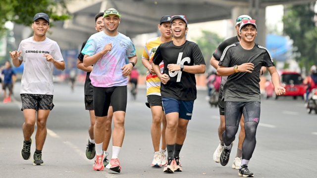 Andre (topi hijau) bersama sejumlah rekan pelarinya saat melakukan aktivitas lari. (Dok. Istimewa)