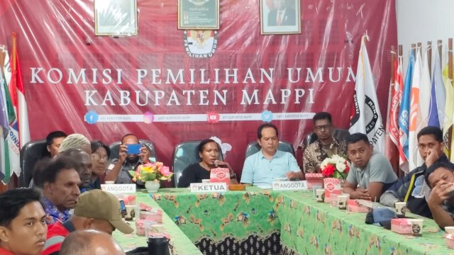 Rapat koordinasi penetapan zona dan jadwal kampanye Pilkada di ruang rapat kantor KPU Kabupaten Mappi. (Foto: Hendrik Resi/republiknews.co.id)