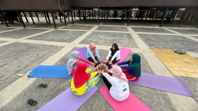 Masyarakat memanfaatkan keberadaan kawasan Museum Balla Lompoa untuk olahraga. Salah satunya yang dilakukan Ria Ratu bersama rekannya dengan melakukan yoga. (Dok. Istimewa)