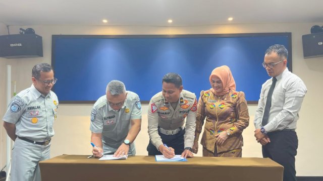 Ket : Penandatangan kerja sama Jasa Raharja Cabang Sulawesi Tenggara berkolaborasi dengan Hotel Claro Kendari