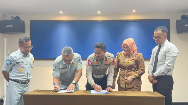 Ket : Penandatangan kerja sama Jasa Raharja Cabang Sulawesi Tenggara berkolaborasi dengan Hotel Claro Kendari