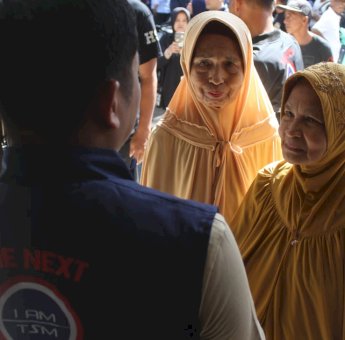 Paslon 03 Blusukan di Pasar Sumpang, Nenek Cica: Hati Saya Tetap untuk TSM-MO