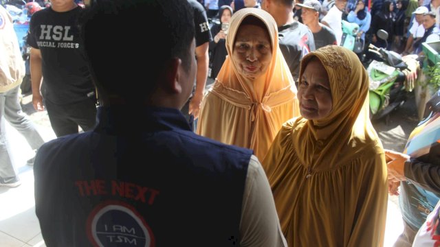 Paslon 03 Blusukan di Pasar Sumpang, Nenek Cica: Hati Saya Tetap untuk TSM-MO