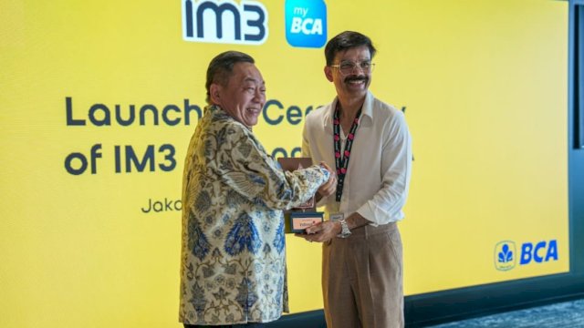 Director and Chief Commercial Officer Indosat Ooredoo Hutchison Ritesh Kumar Singh (kiri) dan Direktur BCA Santoso usai melakukan kerjasama dalam memberikan kemudahan pelayanan eSIM IM3 bagi pengguna myBCA. (Dok. Indosat Ooredoo Hutchison)