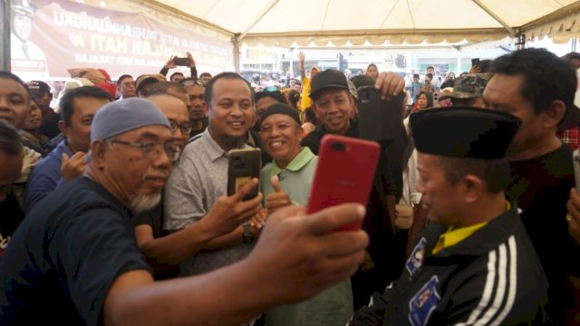 Bakal Calon Gubernur Sulsel, Andi Sudirman Sulaiman disambut hangat masyarakat saat peresmian Posko Induk Andalan Hati di Jalan Jenderal Sudirman, Takalar, Minggu (1/9/2024). (Foto: Istimewa)