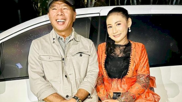 Foto bersama, Bupati Bulukumba Andi Muchtar Ali Yusuf dengan Artis Bulukumba Waode Afira. [FOTO: IST]