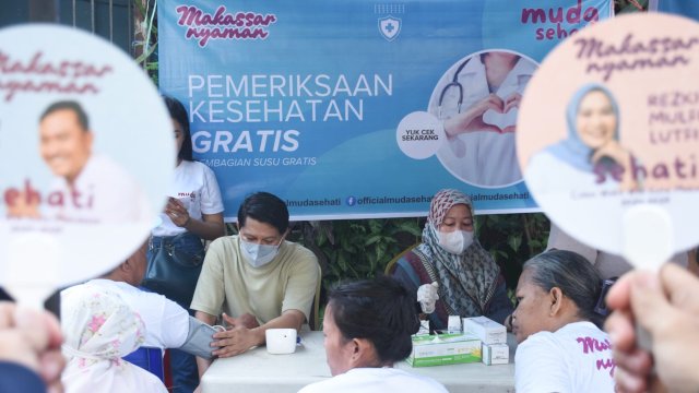 Program pemeriksaan kesehatan gratis yang digelar Tim Muda Sehati di dua titik di Kota Makassar, Minggu (1/9/2024). (Foto: Istimewa)