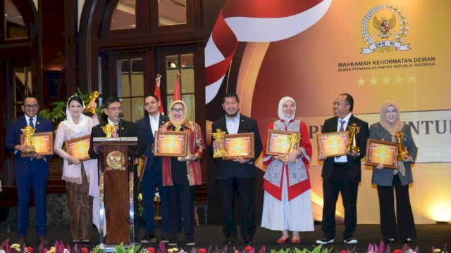 Legislator Fraksi Demokrat, Aliyah Mustika Ilham (tiga kanan) menjadi salah satu penerima penghargaan MKD Awards 2024, di Birawa Assembly Hall, Hotel Bidakara, Jakarta Selatan, Senin, (02/09/2024). (Dok. Istimewa)