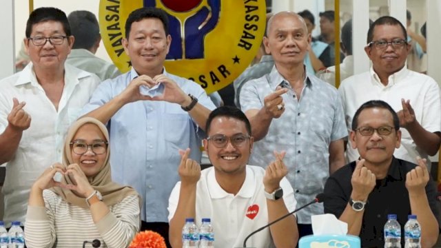 Pasangan Andi Seto Gadhista Asapa dan Rezki Mulfiati Lutfi bersilaturahmi dengan pengurus Klenteng Xian Ma di Jalan Sulawesi, Kota Makassar, Selasa (3/9/2024). (Foto: Istimewa)