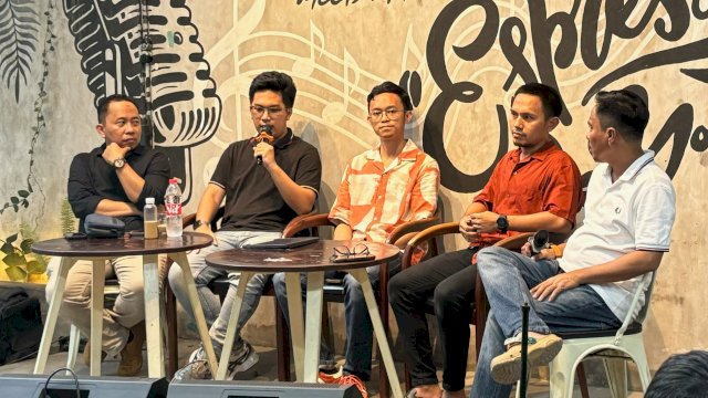 Bakal Calon Wakil Wali Kota Makassar, Ilham Ari Fauzi saat diskusi bareng pemuda di Home Town Kopizone, Jalan Boulevard, Makassar, Rabu (4/9/2024). (Foto: Istimewa)