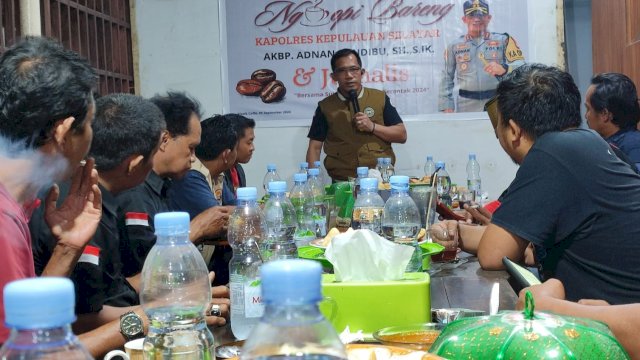 Kapolres Kepulauan Selayar, AKBP Adnan Pandibu menggelar acara ngopi bareng dengan jurnalis dan para awak media di Klasik Coffee, Jalan Emmy Saelan, Benteng, Kamis (5/9/2024). (Foto: Istimewa)