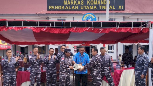 Danlantamal XI Merauke membuka Naval Base Open Days dengan penekanan tombol sirene, Sabtu (7/9/2024). (Foto: Hendrik/republiknews.co.id)