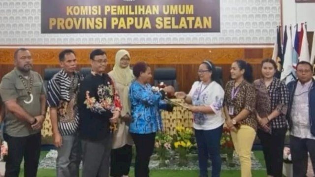 Komisioner Divisi Teknis KPU Papua Selatan, Helda Richarda Ambay didampingi komisioner divisi teknis 4 kabupaten menerima hasil pemeriksaan kesehatan paslon dari RSUD Merauke. (Foto: Humas KPU Papsel)