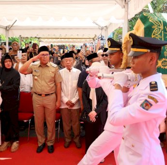 Tangis Danny Pomanto Pecah Saat Upacara Pelepasan Jenazah Almarhum Camat Ujung Pandang