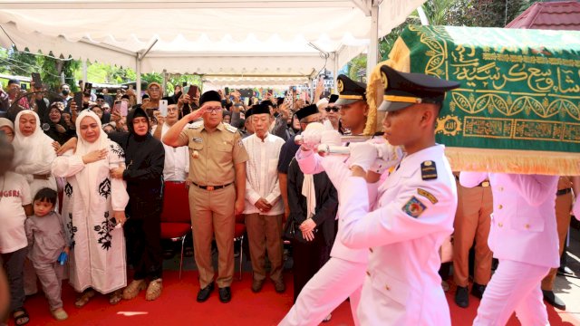 Wali Kota Makassar, Moh Ramdhan Pomanto saat upacara pelepasan jenazah almarhum Camat Ujung Pandang, Syahrial Syamsuri, Jumat (6/9/2024). (Foto: Istimewa)