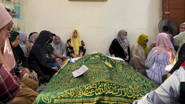 Jenazah almarhum Camat Ujung Pandang, Syahrial Syamsuri saat disemayamkan di rumah duka, Kamis (5/9/2024). (Foto: Istimewa)