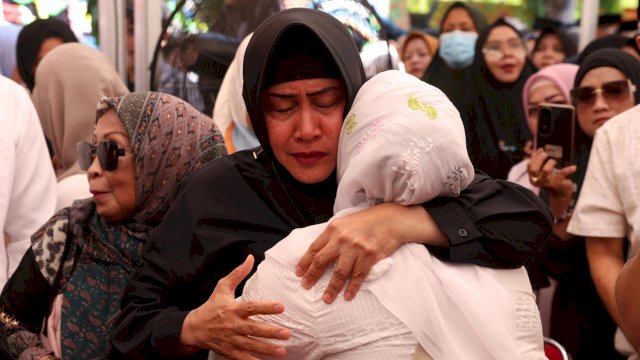 Ketua TP PKK Kota Makassar, Indira Yusuf Ismail saat memberikan dukungan moril kepada istri almarhum Camat Ujung Pandang, Syahrial Syamsuri di rumah duka, Jalan Bontonompo, Kecamatan Tamalate, Jumat (6/9/2024). (Foto: Istimewa)