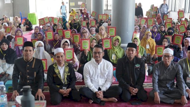 Bakal Calon Wali Kota Makassar, Andi Seto Gadhista Asapa saat bersilaturahmi dengan pengurus majelis taklim binaan Rumah Qur'an Lembaga Harapan Umat (LHU) di Masjid Nurul Yaqien Pa'baeng-baeng, Makassar, Minggu (8/9/2024). (Foto: Istimewa)