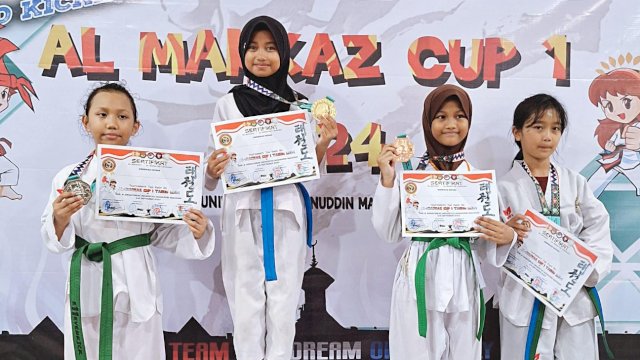 Para atlet Taekwondo Satria Al-Falah dari Kabupaten Bantaeng sukses memborong medali di Turnamen Al-Markaz Cup 2024. (Foto: Istimewa)