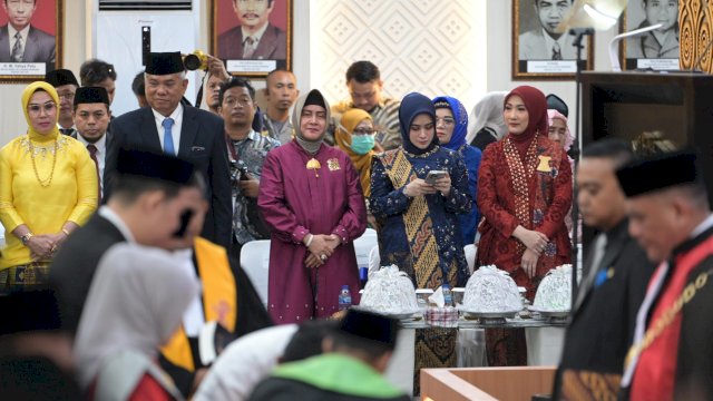 Ketua TP PKK Kota Makassar, Indira Yusuf Ismail saat menghadiri pelantikan anggota DPRD Kota Makassar periode 2024-2029, Senin (9/9/2024). (Foto: Istimewa)