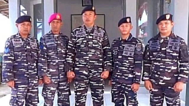 Komandan Pos Angkatan Laut Selayar, Letda Laut (P) Erwanto bersama jajarannya. (Foto: Istimewa)
