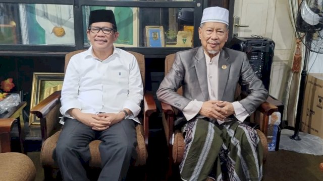 Bakal Calon Wakil Gubernur Sulawesi Selatan, Azhar Arsyad melakukan kunjungan ke kediaman pimpinan Pondok Pesantren DDI Mangkoso, Anregurutta Prof Dr H Farid Wajdi di Mangkoso, Barru, Rabu (11/9/2024). (Foto: Istimewa)