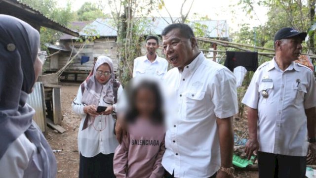 Bupati Bulukumba Andi Muchtar Ali Yusuf memberikan dukungan moral untuk anak korban kekerasan yang Viral. [FOTO: IST]