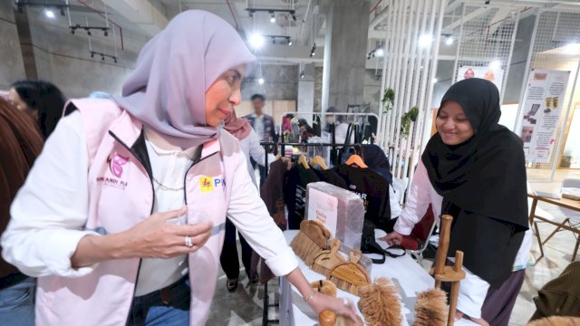 Direktur Keuangan PT PLN (Persero), Sinthya Roesly saat melihat produk UMKM Litani Abadi Nusantara yang juga merupakan binaan dari Rumah BUMN PLN Majene. (Foto: Istimewa)