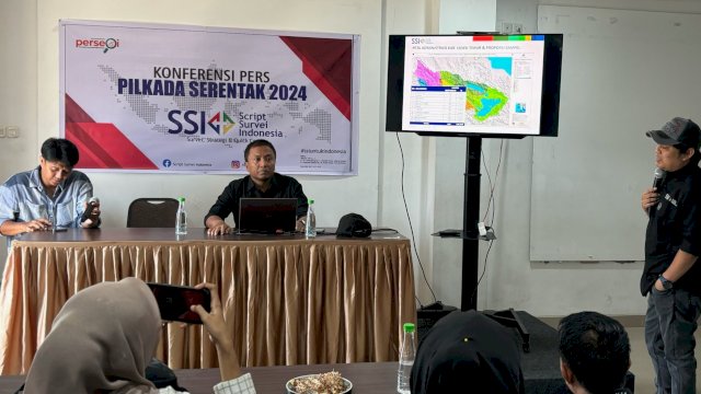 Direktur Eksekutif SSI, Yuhardin saat memaparkan hasil survei terbarunya untuk Pilkada Luwu Timur 2024 di De Capitol Cafe, Jalan DR Leimena, Makassar, Jumat (13/9/2024). (Foto: Istimewa)