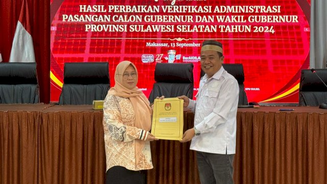 KPU Sulawesi Selatan menyerahkan hasil verifikasi administrasi (vermin) perbaikan bakal pasangan calon Gubernur dan Wakil Gubernur Sulsel, Jumat (13/9/2024). (Foto: Istimewa)