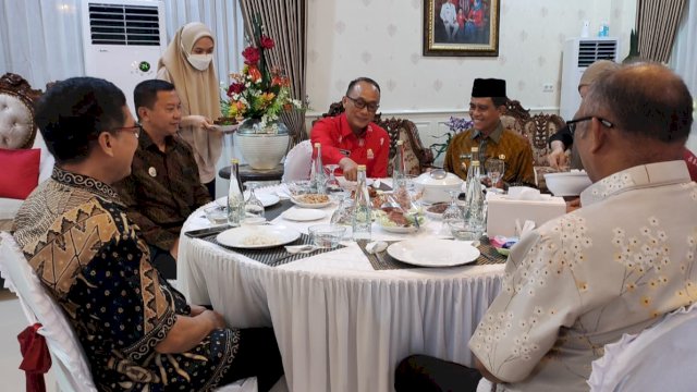 Pj Gubernur Sulawesi Selatan, Prof Zudan Arif Fakrulloh saat dijamu makan malam di Rumah Jabatan Bupati Selayar, Jumat (13/9/2024) malam. (Foto: Istimewa)