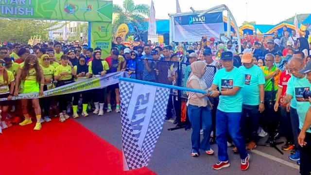 Penjabat (Pj) Gubernur Sulawesi Selatan, Prof Zudan Arif Fakrulloh secara resmi melepas sekitar 15 ribu peserta Harkopnas Run 2024 dan jalan santai di Selayar, Sabtu (14/9/2024). (Foto: Istimewa)