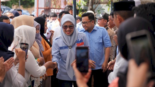 Pasangan Bakal Calon Bupati dan Wakil Bupati Gowa, Husniah Talenrang-Darmawangsyah Muin saat bersilaturahmi dengan warga Kecamatan Pattallassang, Gowa, Minggu (15/9/2024). (Foto: Istimewa)