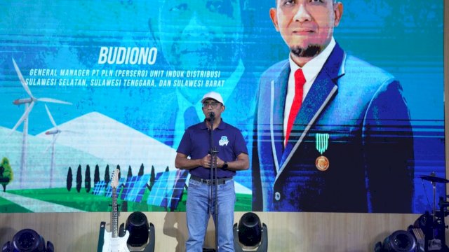 General Manager PT PLN (Persero) UID Sulselrabar, Budiono saat memberikan sambutan dalam acara PLN Mobile Customer Day di Mall Panakkukang, Makassar, Minggu (15/9/2024). (Foto: Istimewa)