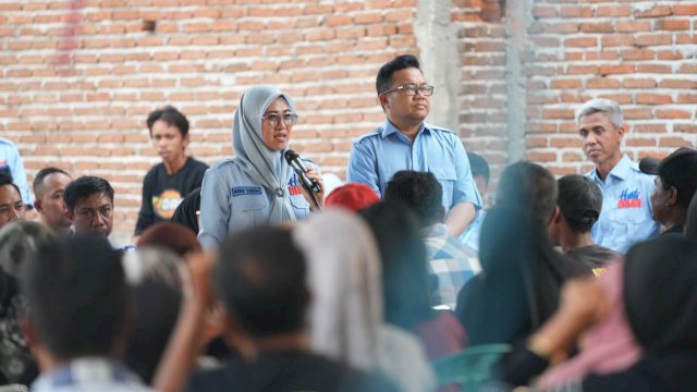 Pasangan Bakal Calon Bupati dan Wakil Bupati Gowa, Husniah Talenrang-Darmawangsyah Muin saat bersilaturahmi dengan warga Kecamatan Pattallassang, Gowa, Minggu (15/9/2024). (Foto: Istimewa)