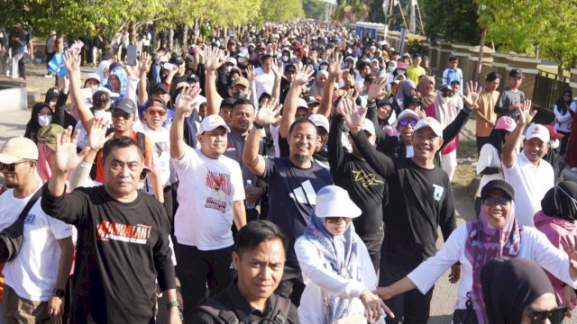 Bakal Calon Gubernur Sulawesi Selatan, Andi Sudirman Sulaiman mengikuti jalan sehat Anti Mager yang dipusatkan di Lapangan Andi Djemma, Belopa, Luwu, Senin (16/9/2024). (Foto: Istimewa)