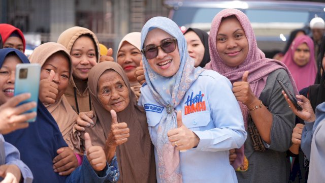 Bakal Calon Bupati Gowa, Husniah Talenrang saat bersilaturahmi dengan warga Kelurahan Pangkabinanga, Pallangga, Gowa, Senin (16/9/2024). (Foto: Istimewa)