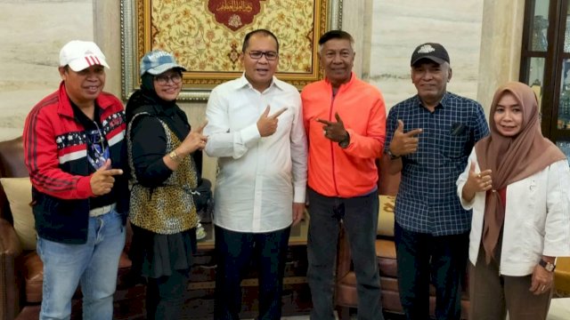 Sejumlah relawan Nurdin Abdullah mendeklarasikan dukungannya untuk pasangan Moh Ramdhan Pomanto-Azhar Arsyad di Pilgub Sulsel 2024, Sabtu (14/9/2024). (Foto: Istimewa)