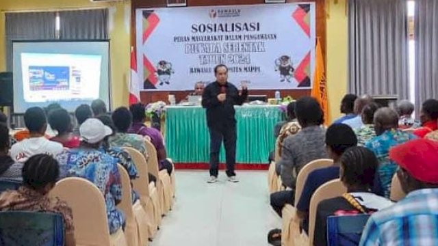 Komisioner KPU Kabupaten Mappi Divisi Teknis Penyelenggaraan, Irwan Awaluddin saat memberikan materi sosialisasi Peran Pemilih Pemula di Pilkada. (Foto: Humas KPU Mappi)