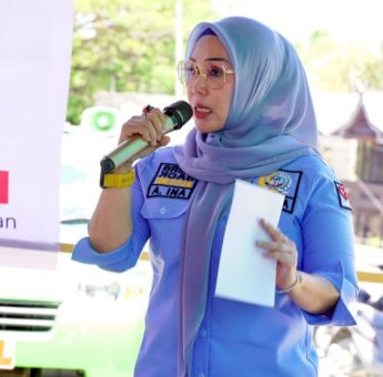 Ketua DPRD Sulsel Serahkan Bantuan Kursi dan Sound System untuk Kantor Desa di Barru