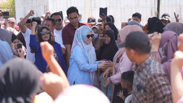 Bakal Calon Bupati Gowa, Husniah Talenrang saat bersilaturahmi dengan warga di Dusun Kampung Parang, Desa Panciro, Kecamatan Bajeng, Gowa, Selasa (17/9/2024). (Foto: Istimewa)