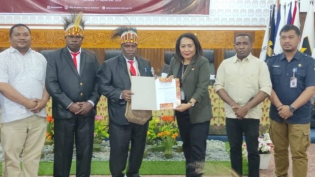 Ketua KPU Papua Selatan, Theresia Mahuze (ketiga dari kanan) menerima dokumen verifikasi keaslian OAP dari Ketua MPRS, Damianus Katayu (ketiga dari kiri). (Foto: Humas KPU Papsel)