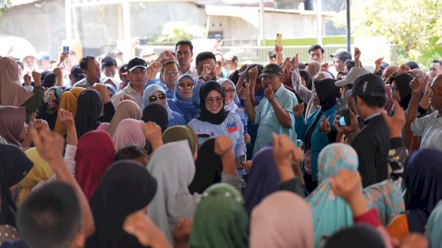 Bakal Calon Bupati Gowa, Husniah Talenrang saat bersilaturahmi dengan warga Desa Bone, Kecamatan Bajeng, Kabupaten Gowa, Rabu (18/9/2024). (Foto: Istimewa)