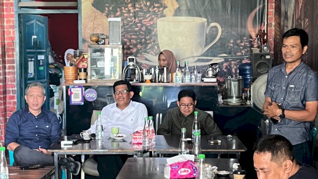 Bakal Calon Wakil Gubernur Sulsel, Azhar Arsyad melakukan silaturahmi dengan aktivis Pergerakan Mahasiswa Islam Indonesia (PMII) di Warkop Latimojong, Jalan Toddopuli Raya Timur, Makassar, Rabu (18/9/2024). (Foto: Istimewa)