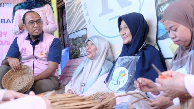 General Manager PT PLN (Persero) Unit Induk Sulselrabar, Budiono sedang berbincang dengan anggota UMKM Rama Craft. (Foto: Istimewa)